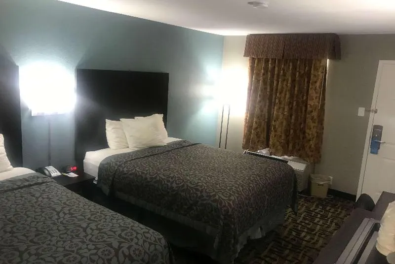 Days Inn & Suites by Wyndham Collierville Germantown Area - Image 1