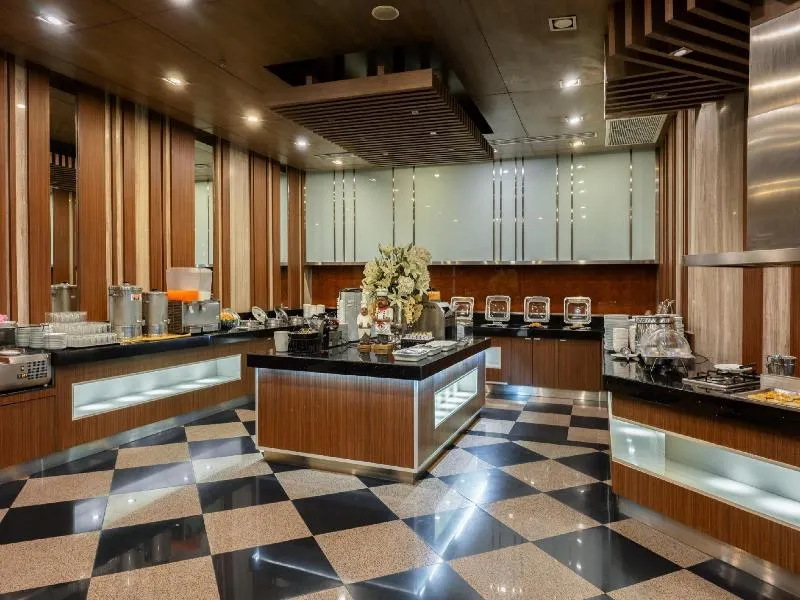 Sri U-Thong Grand Hotel - Image 1