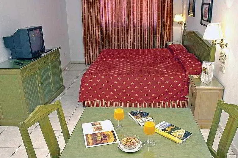 Hotel M.A. Luna Arabial - Image 1