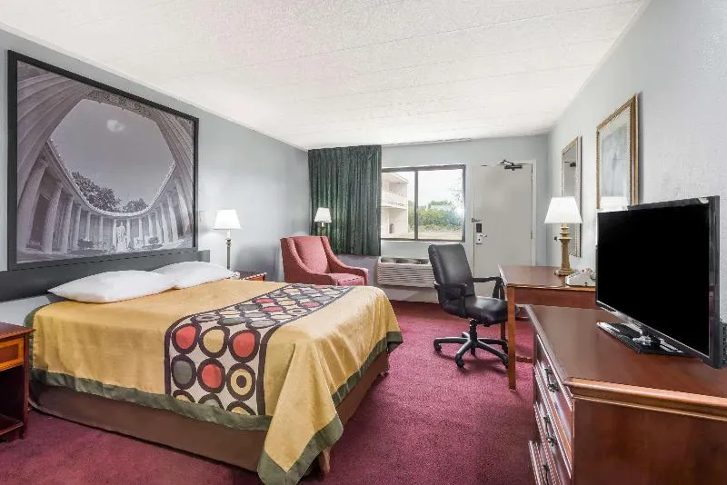 Super 8 by Wyndham Elyria - Image 1