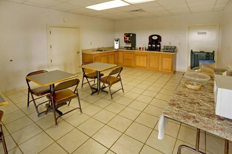 Americas Best Value Inn - Image 1