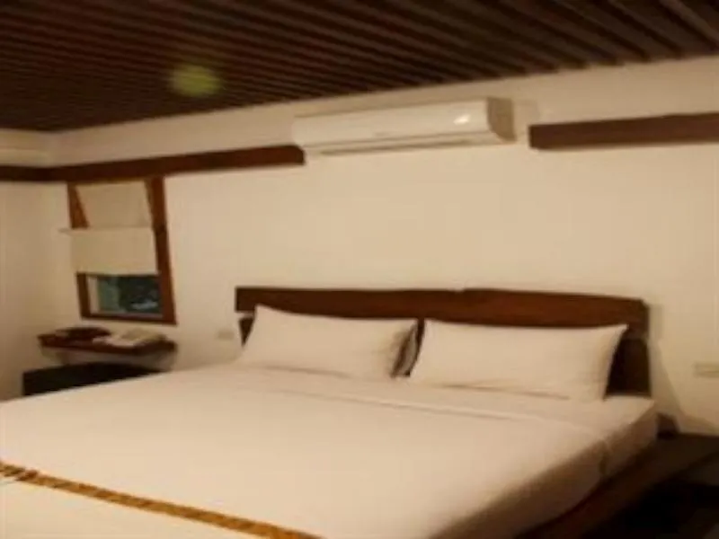 Flores Gallery Hotel - Image 1