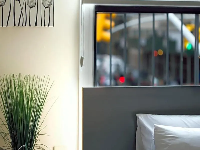 Manhattan Inn - Image 1
