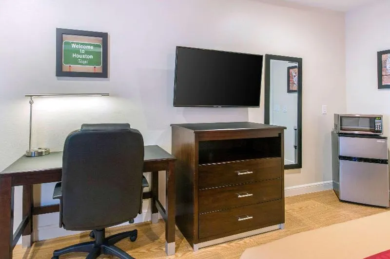 Econo Lodge Inn & Suites Houston Willowbrook - Image 1