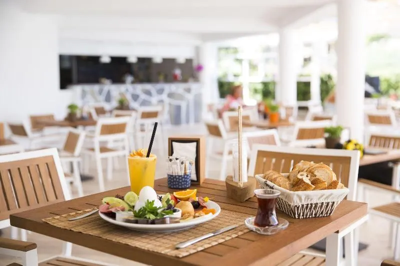 Yaz Beach Hotel - Image 1
