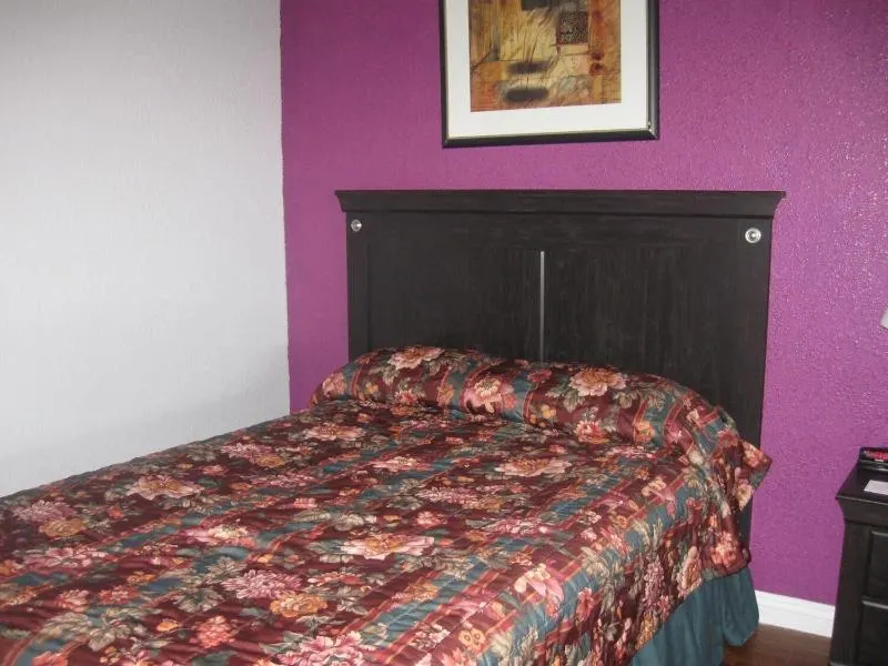 Santa Fe Inn and Suites Pueblo - Image 1