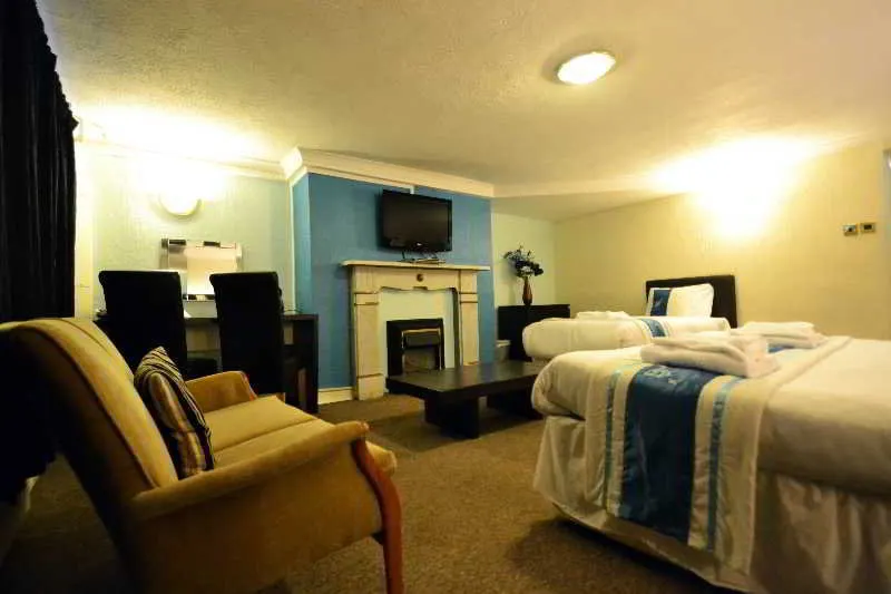 Roscoe House - Image 1