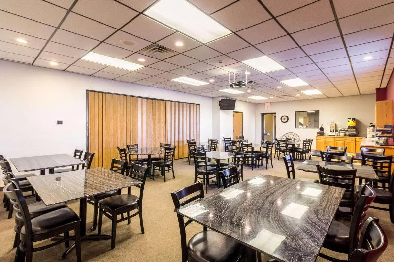 Econo Lodge - Image 1