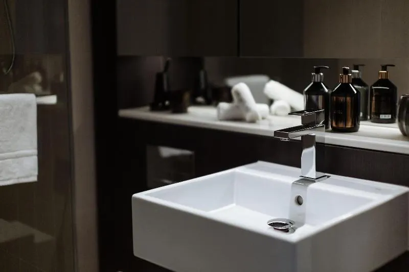 SKYE SUITES GREEN SQUARE - Image 1