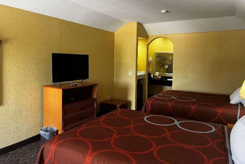 Super 8 by Wyndham Montgomery/ Lake Conroe - Image 1