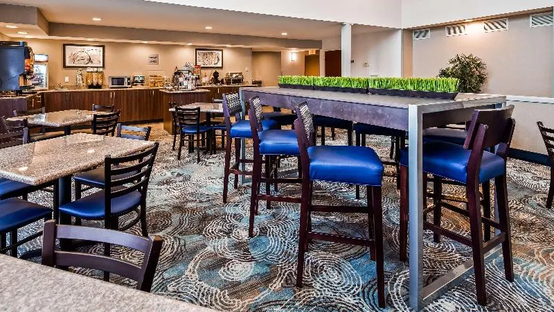 Best Western Plus Liverpool-Syracuse Inn & Suites - Image 1