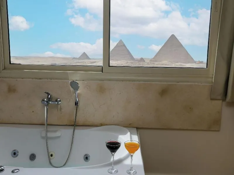 Point Pyramids View Inn - Image 1
