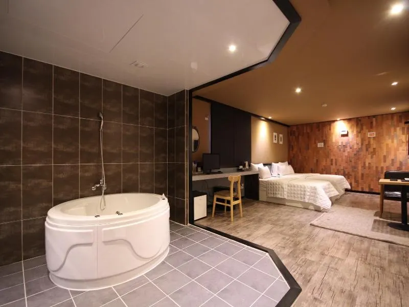 Hotel G7 - Image 1