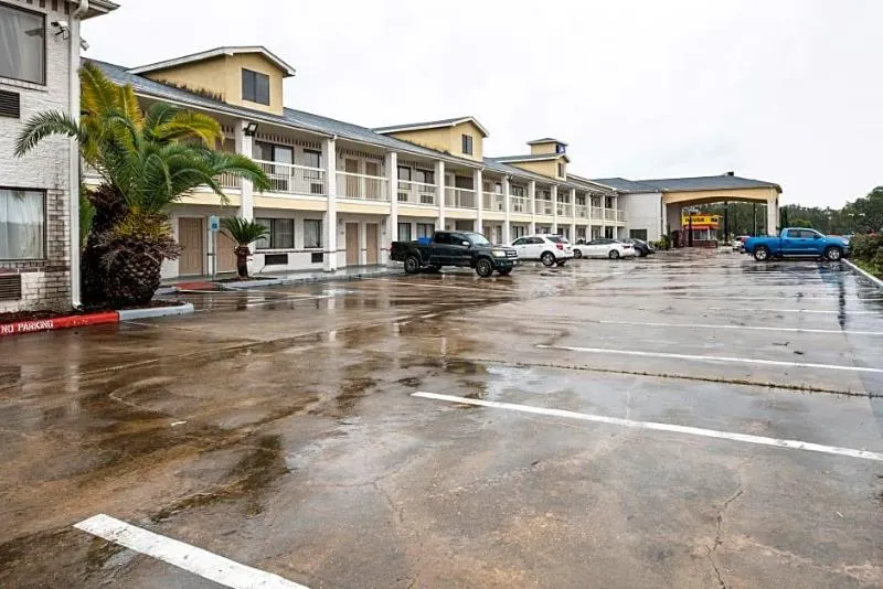 Americas Best Value Inn & Suites - Image 1