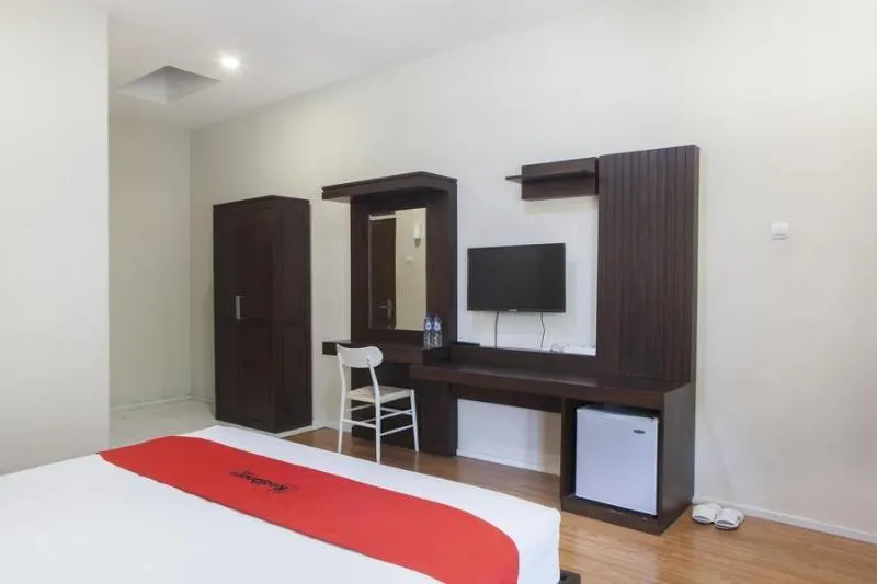 RedDoorz Plus Near Mall Roxy Banyuwangi - Image 1