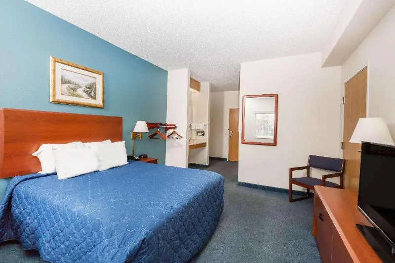 Days Inn by Wyndham Hotel Spencer IA - Image 1