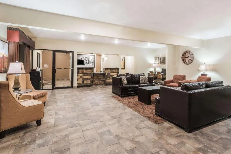 Super 8 by Wyndham Clovis - Image 1