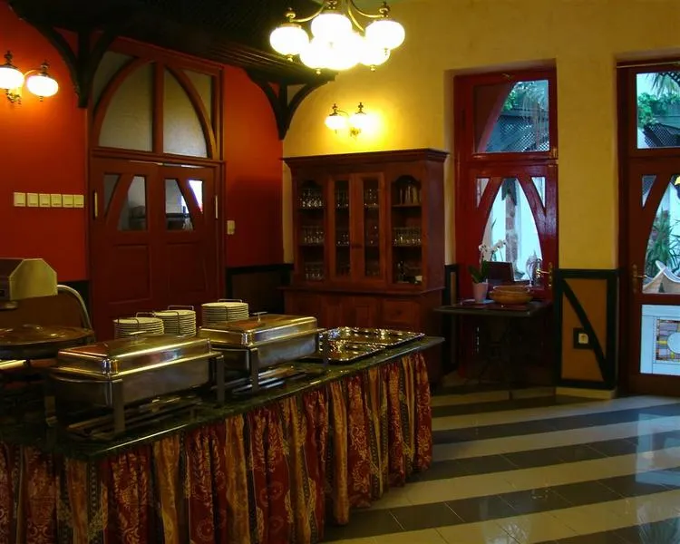 BEST WESTERN Janus Atrium Hotel - Image 1