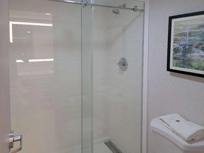 ECONO LODGE INN & SUITES OUTLET VILLAGE - Image 1