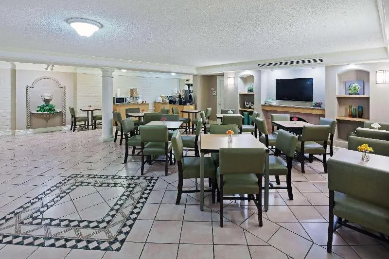 La Quinta Inn by Wyndham Amarillo West Medical Center - Image 1