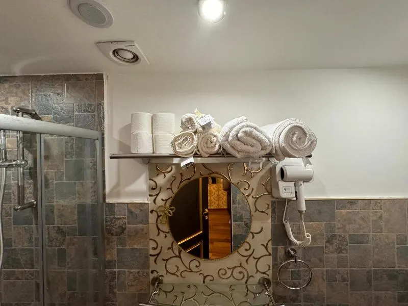 Harry Hotel - Image 1