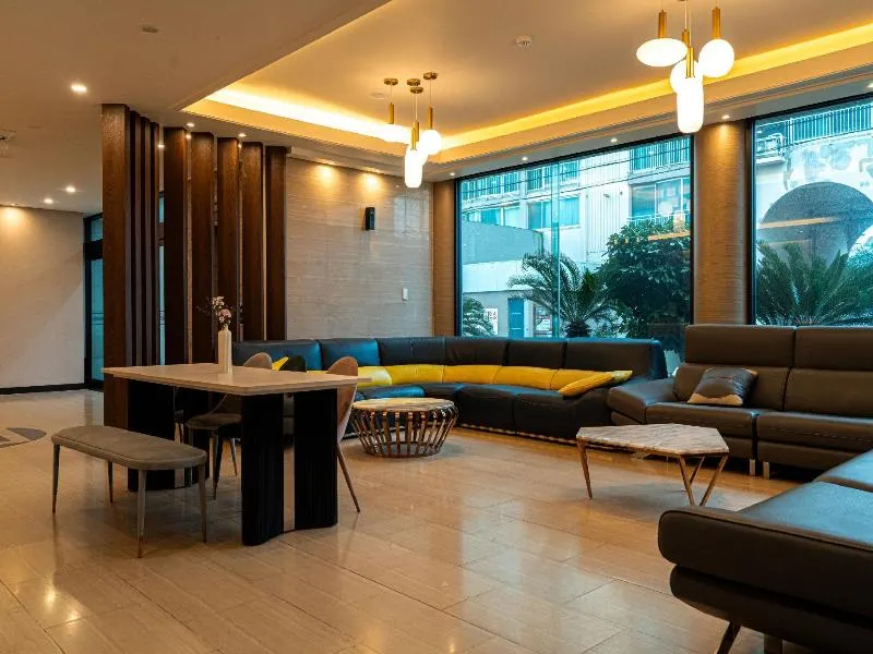 Emerald Hotel - Image 1