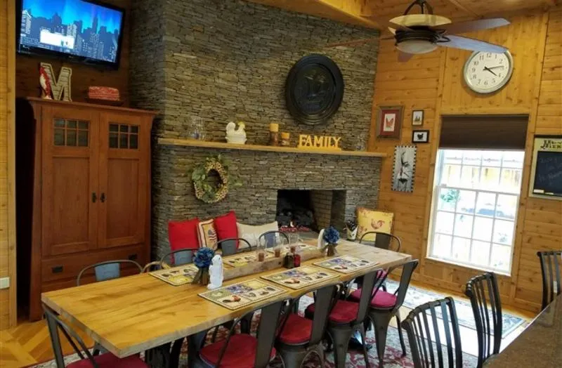 Silly Chickens Lodge - Image 1