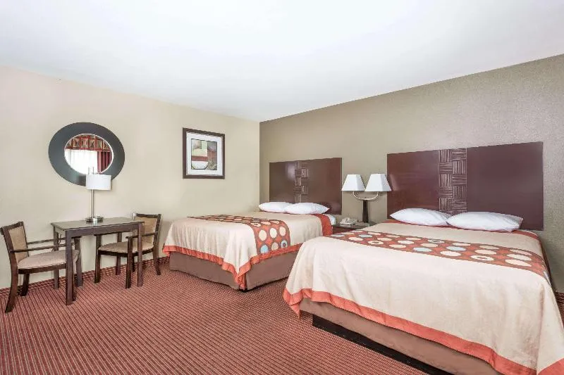Super 8 by Wyndham Phoenix Downtown - Image 1