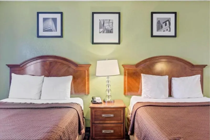 Travelodge by Wyndham Savannah Midtown - Image 1