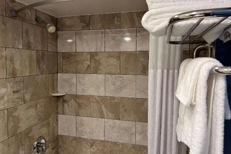 Econo Lodge - Image 1
