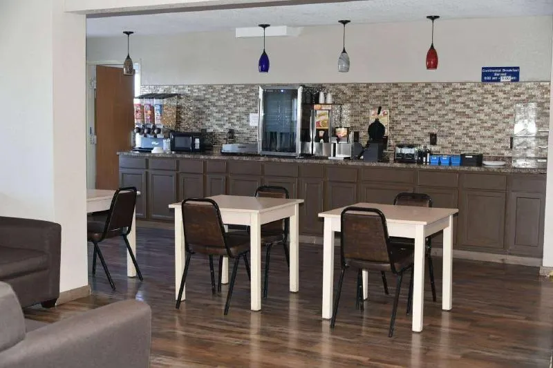 Microtel Inn & Suites by Wyndham Fond Du Lac - Image 1
