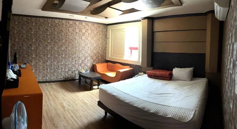 Public Hotel - Image 1