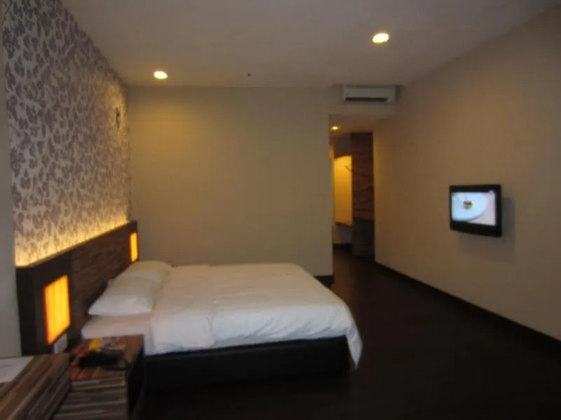 Waterfront Boutique Hotel - Image 1
