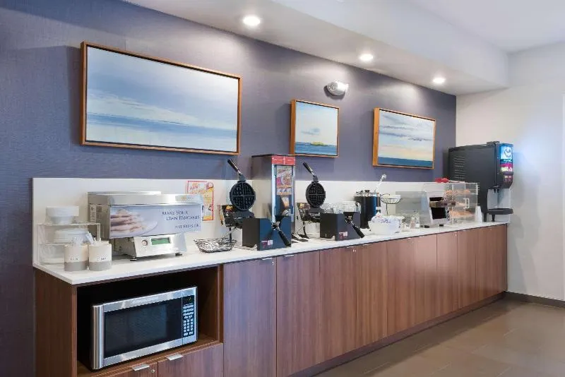 Microtel Inn & Suites by Wyndham Windham - Image 1
