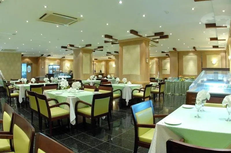 Al Muntazah Plaza Hotel - Image 1