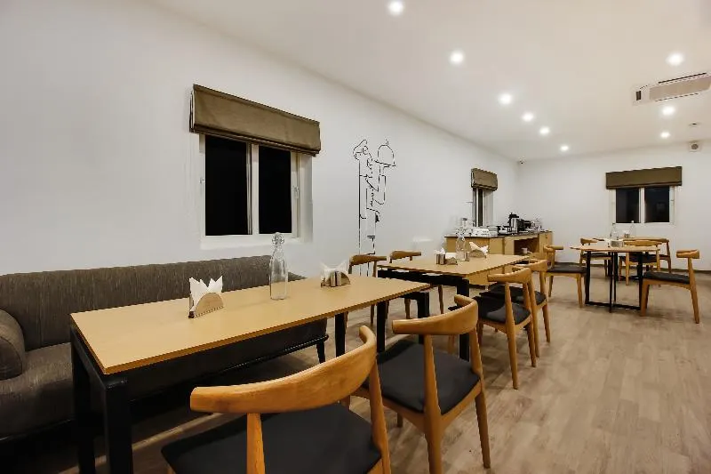 OYO Townhouse 77018 Gangothri - Image 1