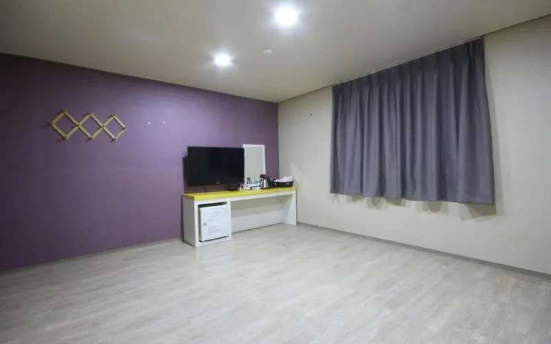 Q Motel - Image 1