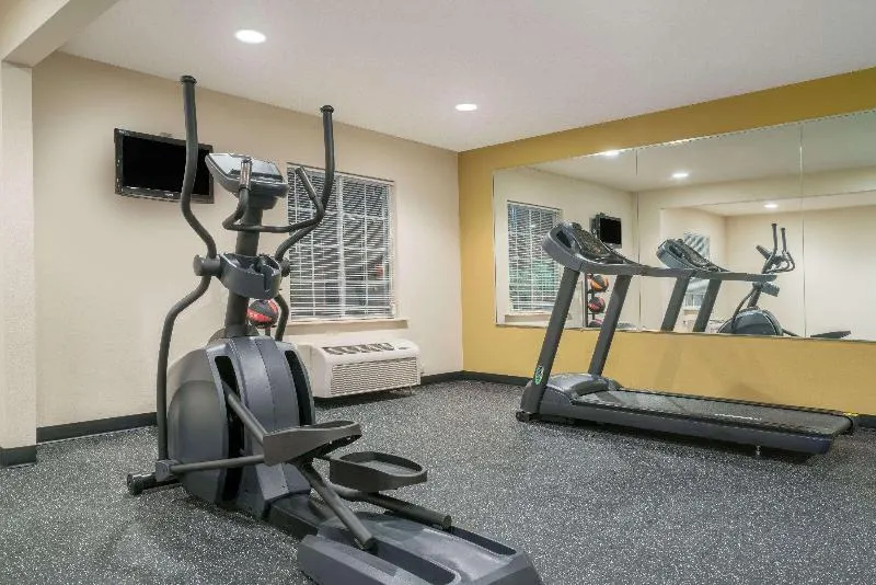Days Inn & Suites by Wyndham Rochester Mayo Clinic South - Image 1