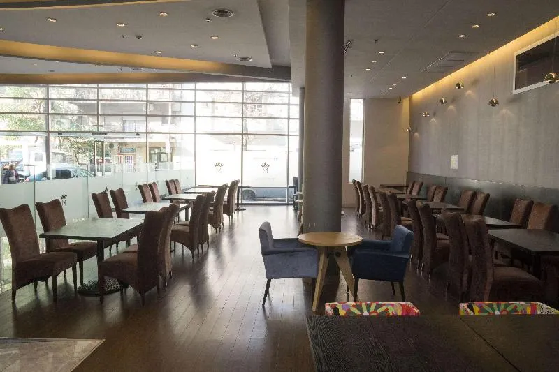 Howard Johnson by Wyndham Hotel Abasto - Image 1