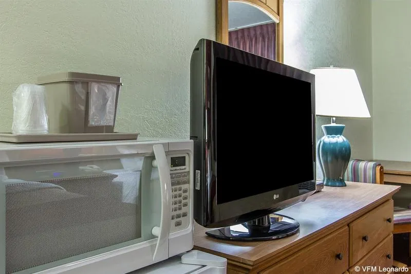 COMFORT INN OSKALOOSA - Image 1