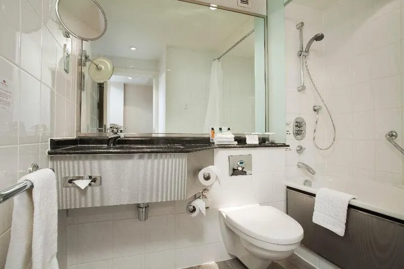 Crowne Plaza Heathrow By IHG - Image 1