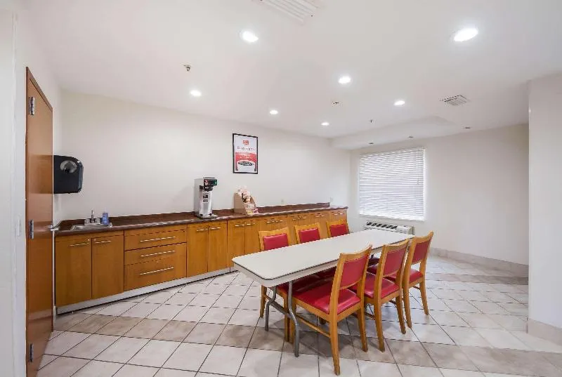 Econo Lodge Laredo - Image 1