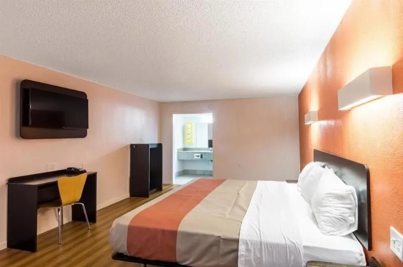 Motel 6 Clinton OK - Image 1