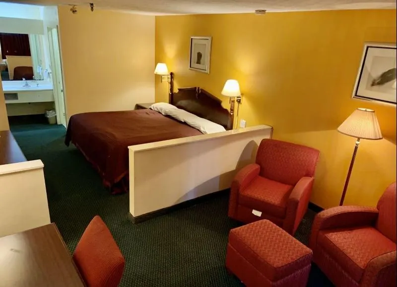 Deluxe Inn & Suites - Image 1