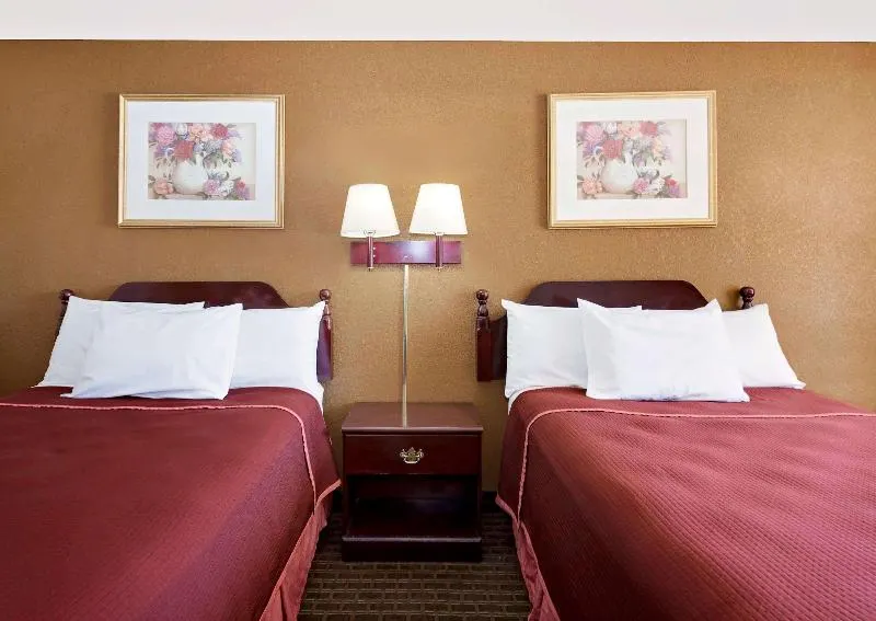 Howard Johnson by Wyndham Cleveland - Image 1