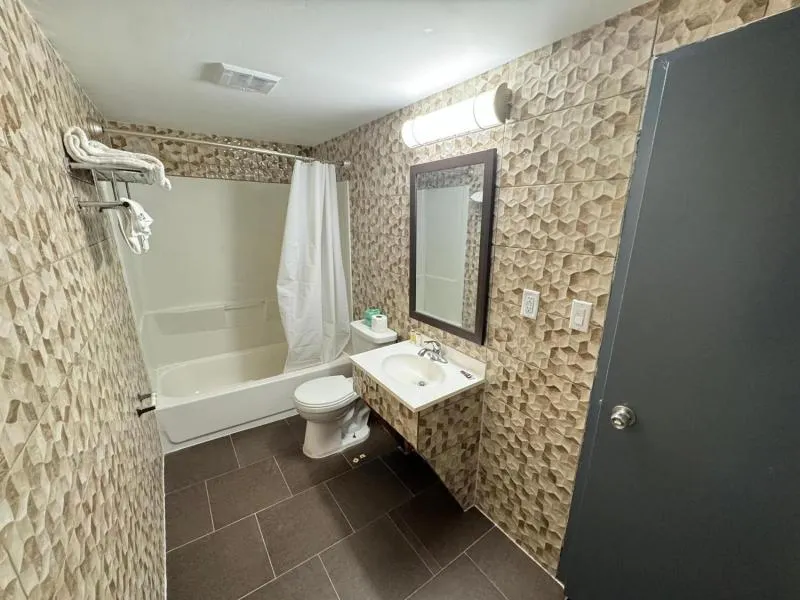 Knights Inn - Image 1