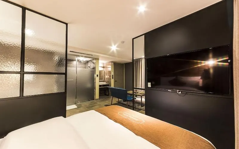 Docking Hotel - Image 1