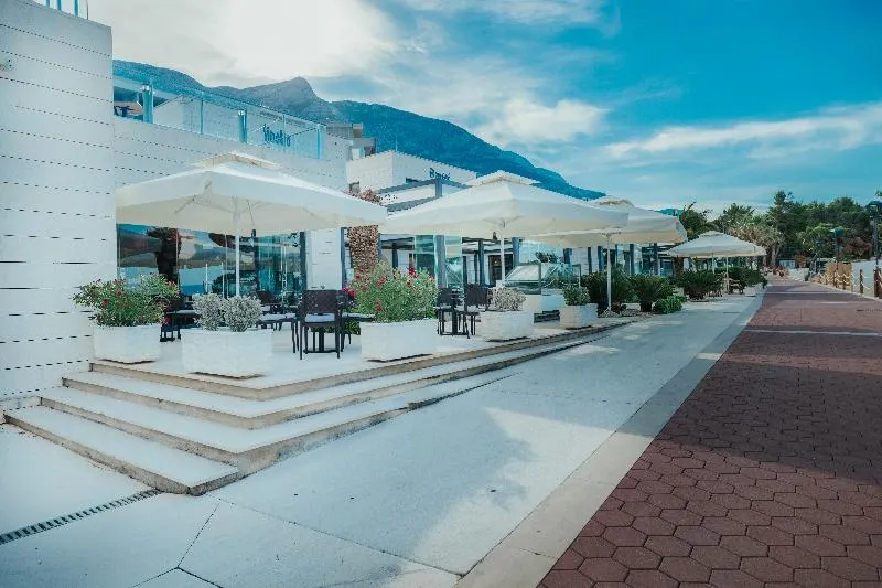 Romana Beach Apartments - Image 1