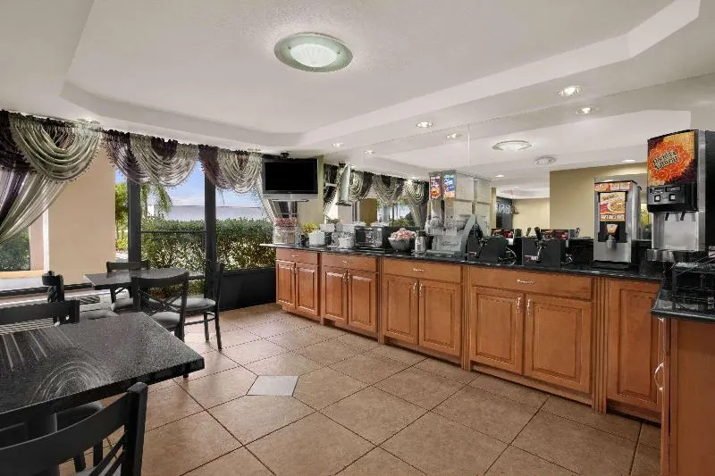 Super 8 by Wyndham Fort Myers - Image 1