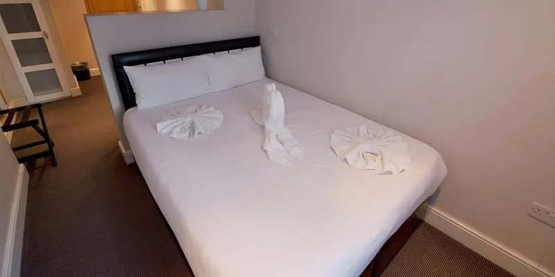 Mstay Russell Court Hotel - Image 1